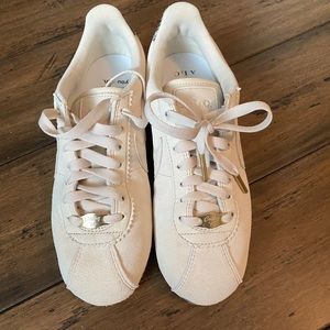 Nike suede tennis shoes